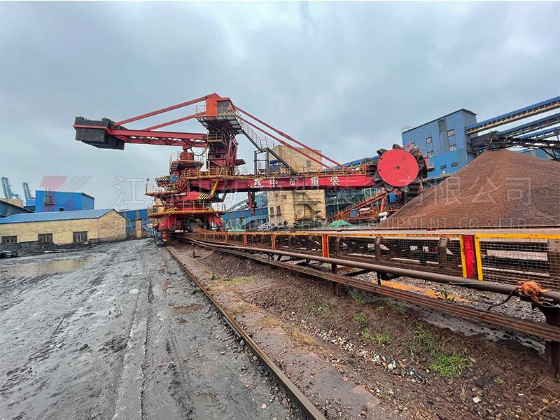 Cantilever bucket wheel reclaimer